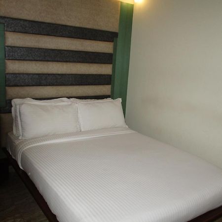Hotel Sapna Мумбаи Экстерьер фото